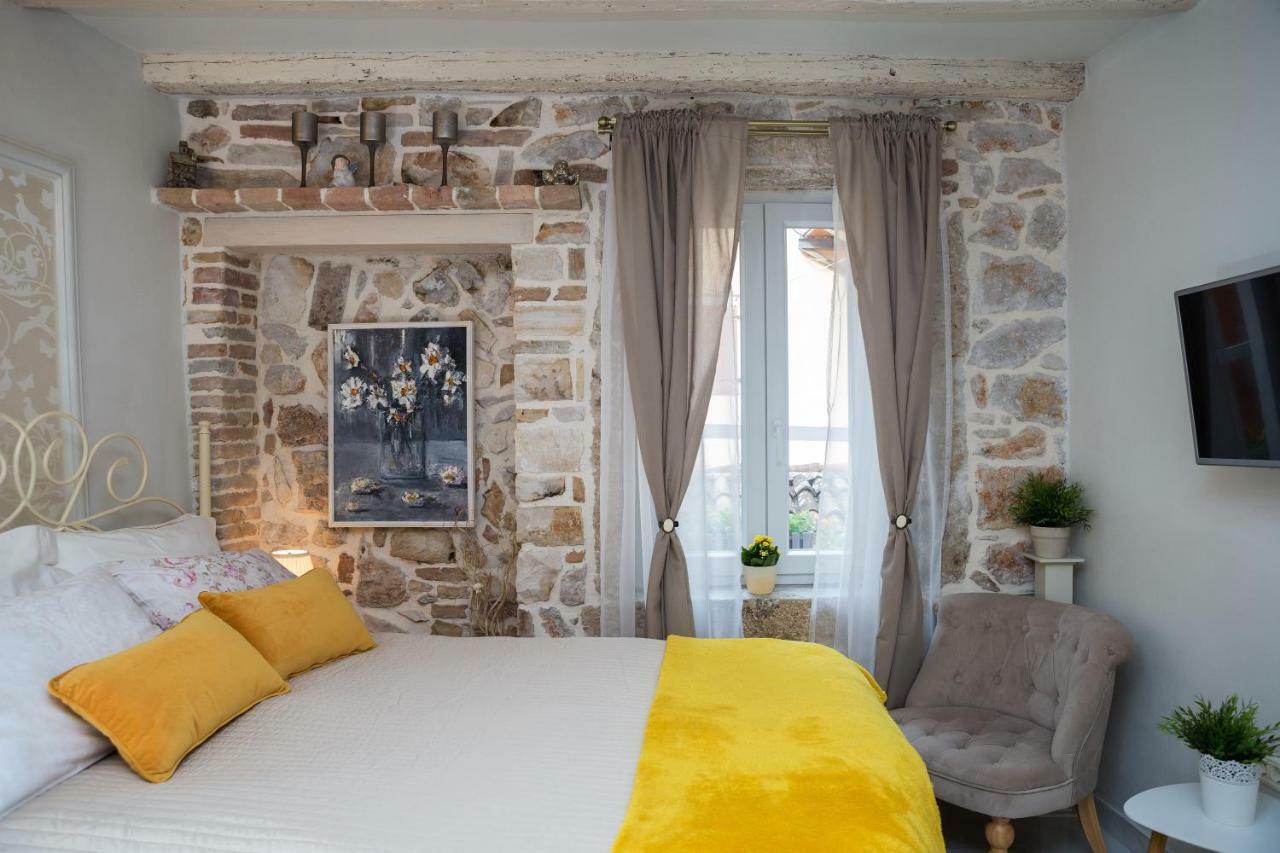 Studio Yellow Flower Rovinj Exterior foto